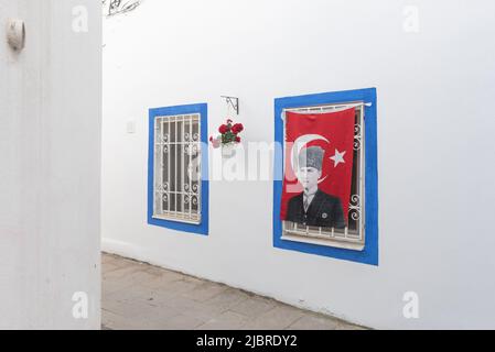 Bodrum, Mugla, Türkei. April 23. 2022 hübsche blau gestrichene Fenster in den charmanten Seitenstraßen der Altstadt von Bodrum, einem beliebten Touristenziel an der St. Stockfoto