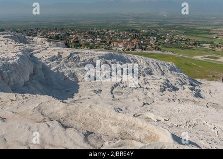 Pamukkale, Türkei, April 25. 2020 Pamukkale, Türkei, April 25. 2020 die türkische Stadt Pamukkale sitzt am Fuße der Travertiner Terrassen Stockfoto