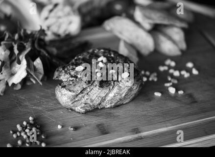 Köstliches Steak auf dem Grill Stockfoto