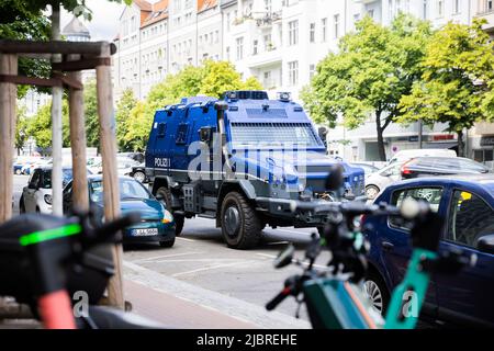 Berlin, Deutschland. 08.. Juni 2022. Am Sophie-Charlotte-Platz steht ein gepanzertes Polizeifahrzeug. Ein Auto stürzte in der Nähe der Gedächtniskirche in Berlin auf eine Gruppe von Menschen ab und tötete eine Person. Ein Sprecher der Feuerwehr sagte am Mittwoch. Quelle: Christoph Soeder/dpa/Alamy Live News Stockfoto