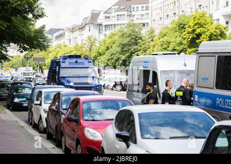 Berlin, Deutschland. 08.. Juni 2022. Am Sophie-Charlotte-Platz steht ein gepanzertes Polizeifahrzeug. Ein Auto stürzte in der Nähe der Gedächtniskirche in Berlin auf eine Gruppe von Menschen ab und tötete eine Person. Ein Sprecher der Feuerwehr sagte am Mittwoch. Quelle: Christoph Soeder/dpa/Alamy Live News Stockfoto