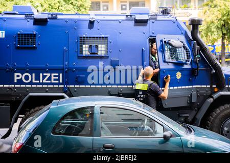 Berlin, Deutschland. 08.. Juni 2022. Am Sophie-Charlotte-Platz steht ein gepanzertes Polizeifahrzeug. Ein Auto stürzte in der Nähe der Gedächtniskirche in Berlin auf eine Gruppe von Menschen ab und tötete eine Person. Ein Sprecher der Feuerwehr sagte am Mittwoch. Quelle: Christoph Soeder/dpa/Alamy Live News Stockfoto