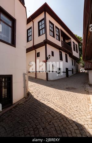 Ankara, Türkei. Juni 6. 2022 restaurierte alte Häuser innerhalb der Stadtmauern von Ankara-Schloss, der alten Stadtbefestigung der türkischen Hauptstadt, zentral Stockfoto