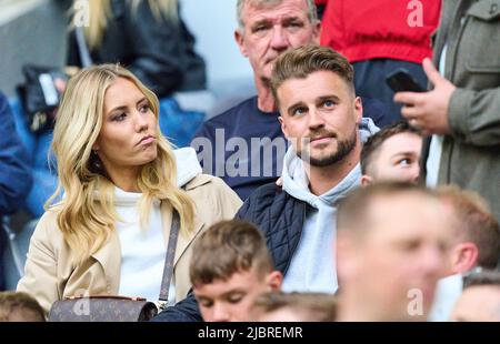 München, Deutschland. Juni 7. 2022: München, Deutschland. 07.. Juni 2022. Laura PAPENDICK, Sport TV Moderatorin, Sportmoderatorin, mit Freund Alexander Hindersmann beim UEFA Nations League 2022 Spiel DEUTSCHLAND - ENGLAND 1-1 in der Saison 2022/2023 am 07. Juni 2022 in München, Deutschland. Quelle: Peter Schatz/Alamy Live News Stockfoto