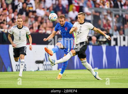 München, Deutschland. Juni 7. 2022: München, Deutschland. 07.. Juni 2022. Nico Schlotterbeck, DFB 23 Wettkampf um den Ball, Tackling, Duell, Header, zweikampf, Aktion, Kampf gegen Harry KANE, England 9 im UEFA Nations League 2022 Spiel DEUTSCHLAND - ENGLAND 1-1 in der Saison 2022/2023 am 07. Juni 2022 in München, Deutschland. Quelle: Peter Schatz/Alamy Live News Stockfoto
