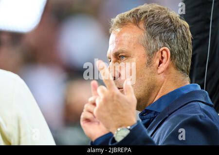 München, Deutschland. Juni 7. 2022: München, Deutschland. 07.. Juni 2022. DFB-Headcoach Hans-Dieter Hansi Flick, Bundesstrainer, Nationaltrainer, gesticulate, beim Spiel der UEFA Nations League 2022 DEUTSCHLAND - ENGLAND 1-1 in der Saison 2022/2023 am 07. Juni 2022 in München, Deutschland. Quelle: Peter Schatz/Alamy Live News Stockfoto