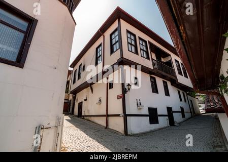 Ankara, Türkei. Juni 6. 2022 restaurierte alte Häuser innerhalb der Stadtmauern von Ankara-Schloss, der alten Stadtbefestigung der türkischen Hauptstadt, zentral Stockfoto