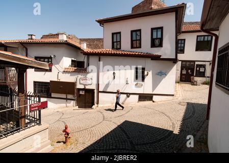 Ankara, Türkei. Juni 6. 2022 restaurierte alte Häuser innerhalb der Stadtmauern von Ankara-Schloss, der alten Stadtbefestigung der türkischen Hauptstadt, zentral Stockfoto