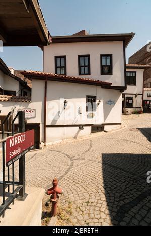 Ankara, Türkei. Juni 6. 2022 restaurierte alte Häuser innerhalb der Stadtmauern von Ankara-Schloss, der alten Stadtbefestigung der türkischen Hauptstadt, zentral Stockfoto