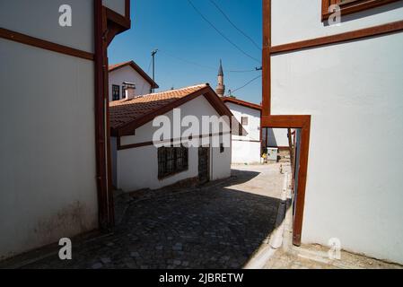 Ankara, Türkei. Juni 6. 2022 restaurierte alte Häuser innerhalb der Stadtmauern von Ankara-Schloss, der alten Stadtbefestigung der türkischen Hauptstadt, zentral Stockfoto