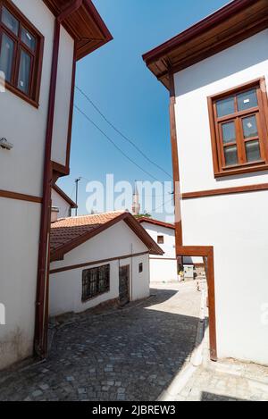 Ankara, Türkei. Juni 6. 2022 restaurierte alte Häuser innerhalb der Stadtmauern von Ankara-Schloss, der alten Stadtbefestigung der türkischen Hauptstadt, zentral Stockfoto