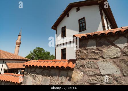 Ankara, Türkei. Juni 6. 2022 restaurierte alte Häuser innerhalb der Stadtmauern von Ankara-Schloss, der alten Stadtbefestigung der türkischen Hauptstadt, zentral Stockfoto