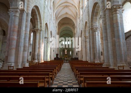 Zentralschiff der romanischen Abteikirche St. Benoit sur Loire (Abbaye de Fleury). Loiret-Abteilung im Nord-zentralen Frankreich. Stockfoto