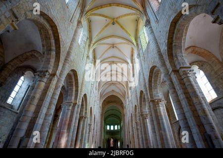 Zentralschiff der romanischen Abteikirche St. Benoit sur Loire (Abbaye de Fleury). Loiret-Abteilung im Nord-zentralen Frankreich. Stockfoto