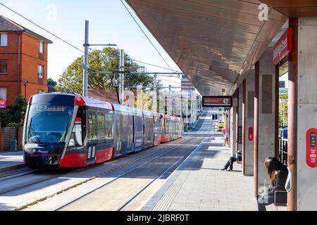 Der Stadtzug Sydney hält am UNSW High Street Bahnhof in der Nähe der UNSW Universität in Kensington, Sydney, NSW, Australien Stockfoto