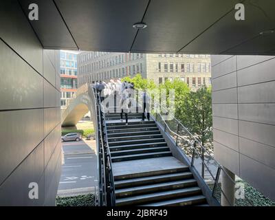 Prag, Tschechische Republik - 8 2022. Juni: Protest gegen die Versicherung von Kohlebergwerken und Ölgesellschaften auf der Brücke in der Nähe des Gebäudes der Kooperativa Stockfoto