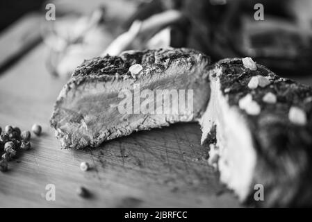 Köstliches Steak auf dem Grill Stockfoto