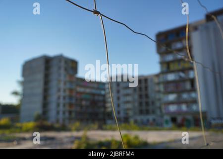 Warschau, Polen, Juni 5. 2022 - unvollendetes Wohngebäude, Zaun - verlassene Immobilien-Projekt, Konkurskonzept. Stockfoto