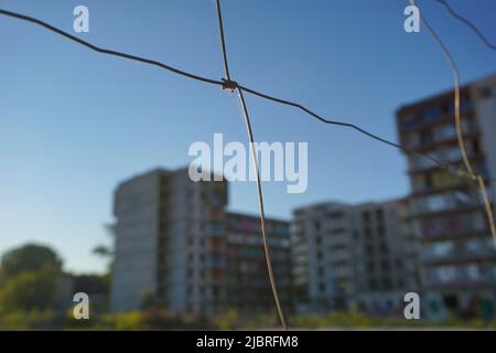 Warschau, Polen, Juni 5. 2022 - unvollendetes Wohngebäude, Zaun - verlassene Immobilien-Projekt, Konkurskonzept. Stockfoto