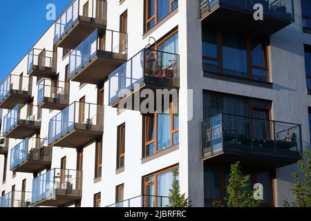 Warschau, Polen, Juni 5. 2022 - modernes Wohnhaus mit Balkonen. Konzept für Immobilienmarkt und Wohnungsfragen. Stockfoto