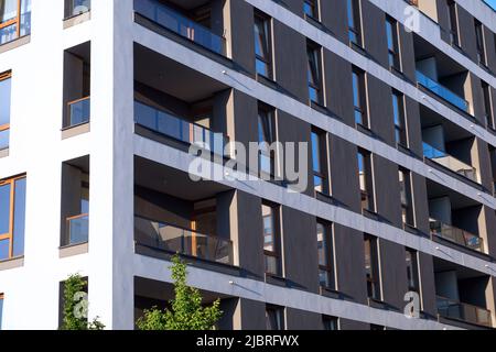 Warschau, Polen, Juni 5. 2022 - modernes Wohnhaus mit Balkonen. Konzept für Immobilienmarkt und Wohnungsfragen. Stockfoto