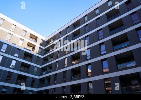 Warschau, Polen, Juni 5. 2022 - modernes Wohnhaus mit Balkonen. Konzept für Immobilienmarkt und Wohnungsfragen. Stockfoto