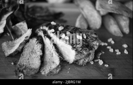 Köstliches Steak auf dem Grill Stockfoto