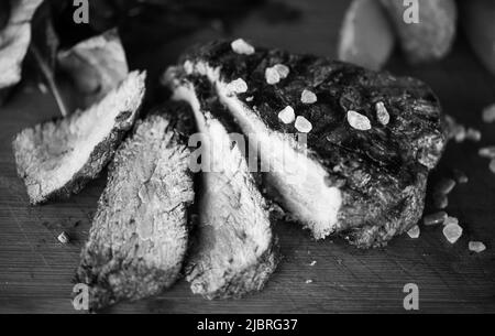 Köstliches Steak auf dem Grill Stockfoto