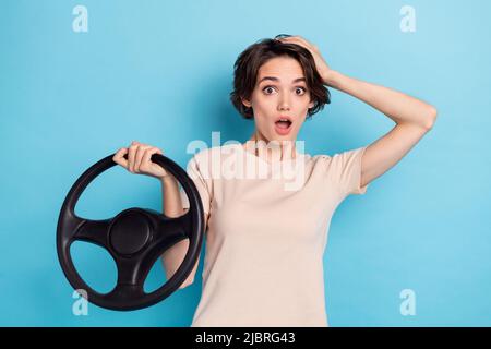 Foto von jungen beeindruckt negative Stimmung weiblich bekam in Autounfall haben großes Problem isoliert auf blauem Hintergrund Stockfoto