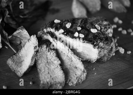 Köstliches Steak auf dem Grill Stockfoto