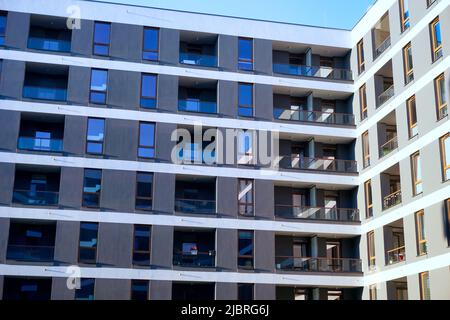 Warschau, Polen, Juni 5. 2022 - modernes Wohnhaus mit Balkonen. Konzept für Immobilienmarkt und Wohnungsfragen. Stockfoto