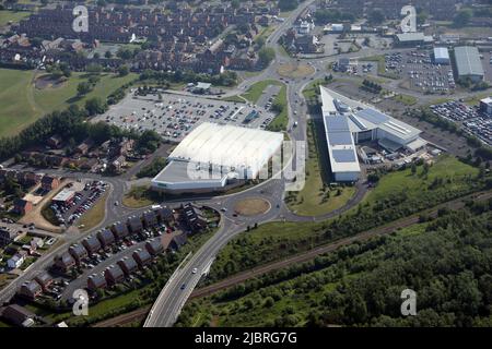 Luftaufnahme des Wakefield College Castleford Campus (V-förmiges Gebäude auf der rechten Seite) & Asda Glasshoughton Superstore, Castleford, West Yorkshire Stockfoto