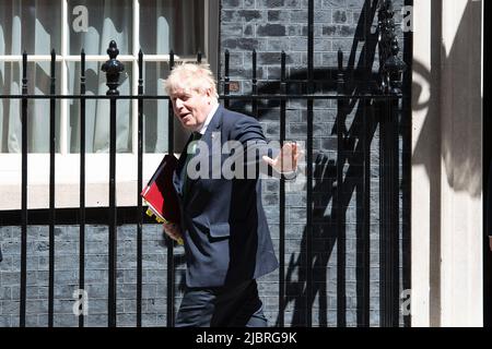 Whitehall, London, Großbritannien. 8.. Juni 2022. Nachdem Premierminister Boris Johnson einem Misstrauensvotum knapp entgangen war, verlässt er die Downing Street Nr. 10 zur Fragestunde des Premierministers im Unterhaus. Quelle: Maureen McLean/Alamy Live News Stockfoto