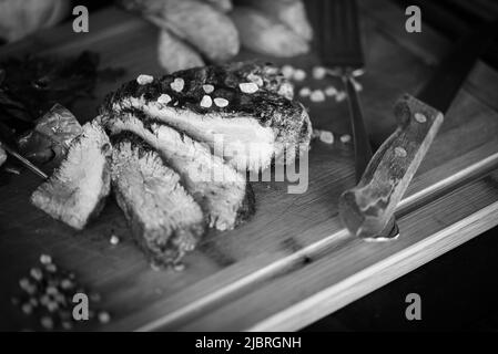 Köstliches Steak auf dem Grill Stockfoto