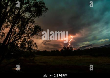 Gewitter Sturm über Farmland Helle Victoria Australien Sommer Sturm Regen Natur Show Stockfoto