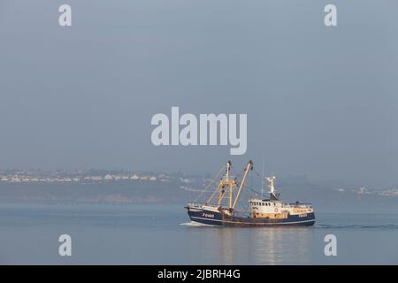 Brixham, Devon - 13. 2016. März: Fischerboot (Trawler) Rückkehr zum Hafen Stockfoto