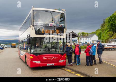 16.05.2022 Tobermory, Isle of Mull, Schottland, Großbritannien. Der Bus fährt von Tobermory ab Stockfoto