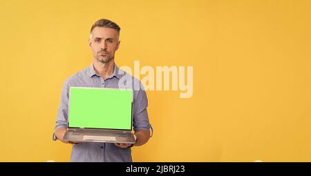 Webinar pc-Werbung. Geschäftsmann präsentiert Produkt. Präsentation auf Computer. Stockfoto