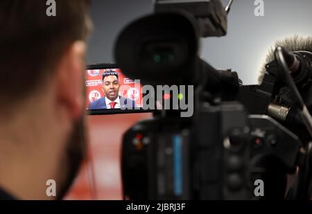 Crawley, Großbritannien. 8.. Juni 2022. Kevin Betsy, der neue Manager des Crawley Town Football Club, während einer Pressekonferenz im Broadfield Stadium in Crawley. Quelle: James Boardman/Alamy Live News Stockfoto