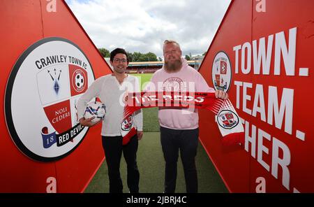 Crawley, Großbritannien. 8.. Juni 2022. Preston Johnson (R), Vorsitzender des Crawley Town Football Club, und Eben Smith im Tunnel im Broadfield Stadium in Crawley. Quelle: James Boardman/Alamy Live News Stockfoto