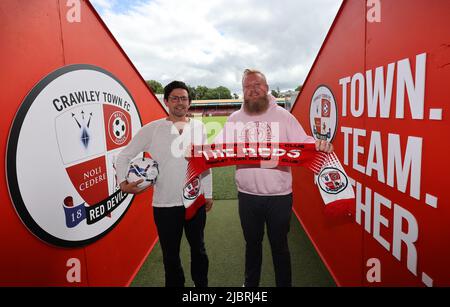 Crawley, Großbritannien. 8.. Juni 2022. Preston Johnson (R), Vorsitzender des Crawley Town Football Club, und Eben Smith im Tunnel im Broadfield Stadium in Crawley. Quelle: James Boardman/Alamy Live News Stockfoto