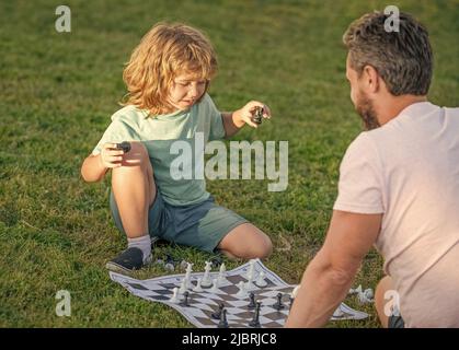 Elternschaft und Kindheit. Schachmatt. Zeit zusammen verbringen. Strategisch und taktisch. Stockfoto