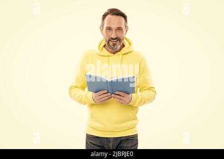 Schöner reifer Mann halten Buch oder Notizbuch für Bildung und Lesen isoliert auf weiß, lesen. Stockfoto