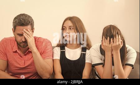 Elternrechte. Kind zwischen Mutter und Vater. Familientherapie. Eltern mit Kind Probleme Stockfoto