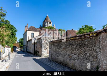 Provins, Frankreich - 31. Mai 2020: Straßenszene mit alten Häusern in der mittelalterlichen Stadt Provins, Departement seine-et-Marne, Region Ile-de-France Stockfoto