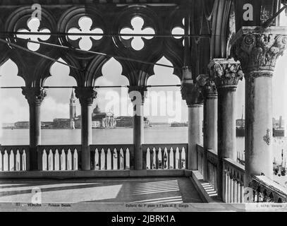 Blick auf die Insel S. Giorgio Maggiore von den Portikos des Palazzo Ducale aus dem Jahr 2., die Carlo Naya zwischen 1868 und 1882 angefertigt hat. Das historische Archiv von Naya-Bohm ist ein Archiv von 25000 Glasplatten, die jetzt digitalisiert wurden, von Bildern Venedigs von 1868 bis 1882 (Carlo Naya) und dann bis 1950 (Bohm). Stockfoto