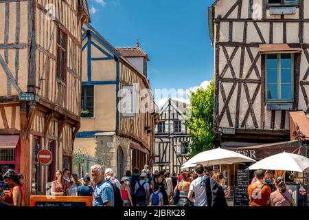 Provins, Frankreich - 31. Mai 2020: Straßenszene mit alten Häusern in der mittelalterlichen Stadt Provins, Departement seine-et-Marne, Region Ile-de-France Stockfoto