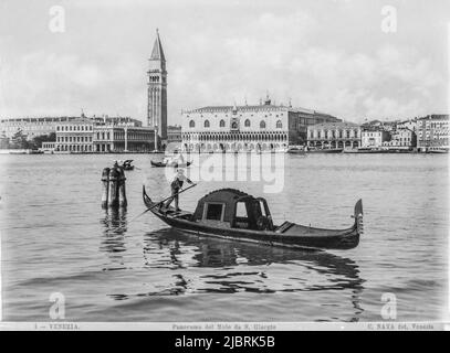 Blick auf St. Mark, den Ducale Palast und eine Gondel von der Insel San Giorgio Maggiore, die Carlo Naya zwischen 1868 und 1882 machte. Das historische Archiv von Naya-Bohm ist ein Archiv von 25000 Glasplatten, die jetzt digitalisiert wurden, von Bildern Venedigs von 1868 bis 1882 (Carlo Naya) und dann bis 1950 (Bohm). Stockfoto