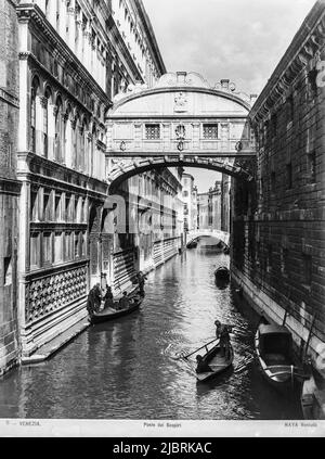 Ein Blick auf die berühmte Brücke der Sehenswürdigkeiten von Carlo Naya zwischen 1868 und 1882. Das historische Archiv von Naya-Bohm ist ein Archiv von 25000 Glasplatten, die jetzt digitalisiert wurden, von Bildern Venedigs von 1868 bis 1882 (Carlo Naya) und dann bis 1950 (Bohm). Stockfoto