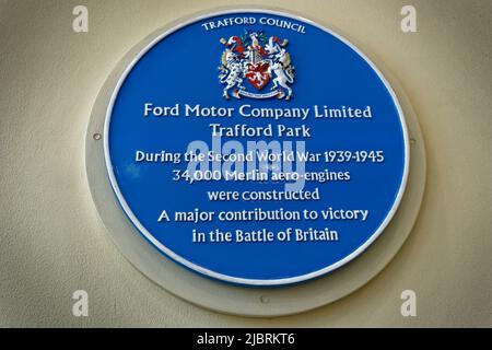 Blaue Plakette, die den Standort in Trafford markiert, an dem die Ford Motor Company im Weltkrieg 2 34000 Merlin Aero-Motoren in Lizenz von Rolls Royce fertigte. Stockfoto